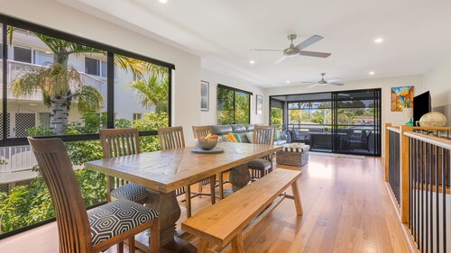 Palmy Villa - Pet Friendly Palm Beach Home with Pool - Min.3 Night Stays - Linen Provided