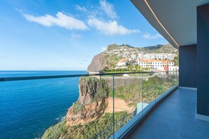 A balcony with a view of a coastal town, a cliff, and the sea. - Xavelha Clifftop by Atlantic Holiday (Câmara de Lobos)