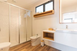 Shower, hair dryer, towels, toilet paper - Xavelha Clifftop by Atlantic Holiday (Câmara de Lobos)