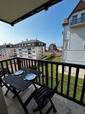 Outdoor dining - Renovated apartment with parking space (Villers-sur-Mer)