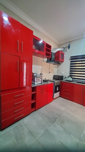 Grand réfrigérateur, micro-ondes, four, plaque de cuisson