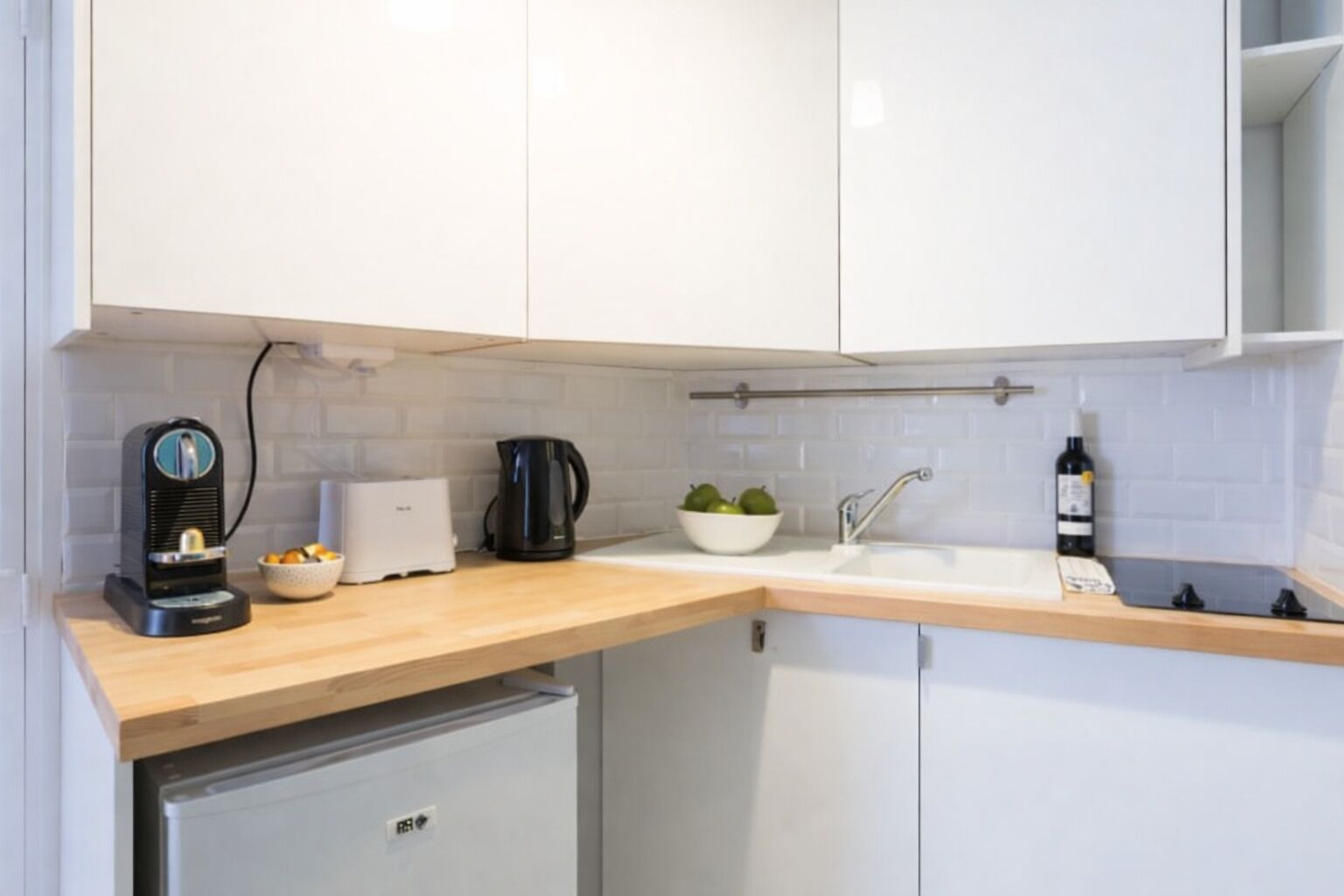 Réfrigérateur, micro-ondes, plaque de cuisson, cafetière/bouilloire