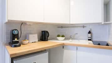 Réfrigérateur, micro-ondes, plaque de cuisson, cafetière/bouilloire