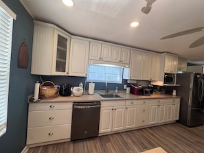 Køleskab, mikrobølgeovn, ovn, kogeplade