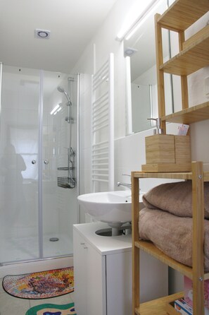 Shower, hair dryer, towels, soap - Cozy central flat in Prague City Center (Praha)