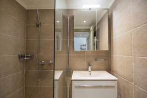 Shower, hair dryer, towels, toilet paper - 2-bedroom mini-villa with splendid view of Santa Giulia (Porto-Vecchio)