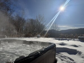 Outdoor spa tub - Big Bear Chalet- Hot tub, pool table, near resort! (Killington)