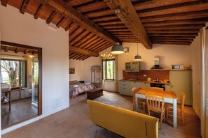 WiFi, bed sheets - Private and cozy, rustic-style studio apartment (Montalcino)