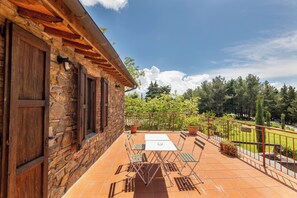 Outdoor dining - Private and cozy, rustic-style studio apartment (Montalcino)