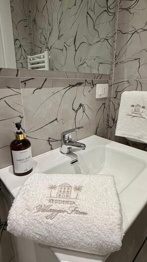 Double Room, Courtyard View | Bathroom | Shower, hair dryer, slippers, towels - Residenza Villaggio Frua (Saronno)