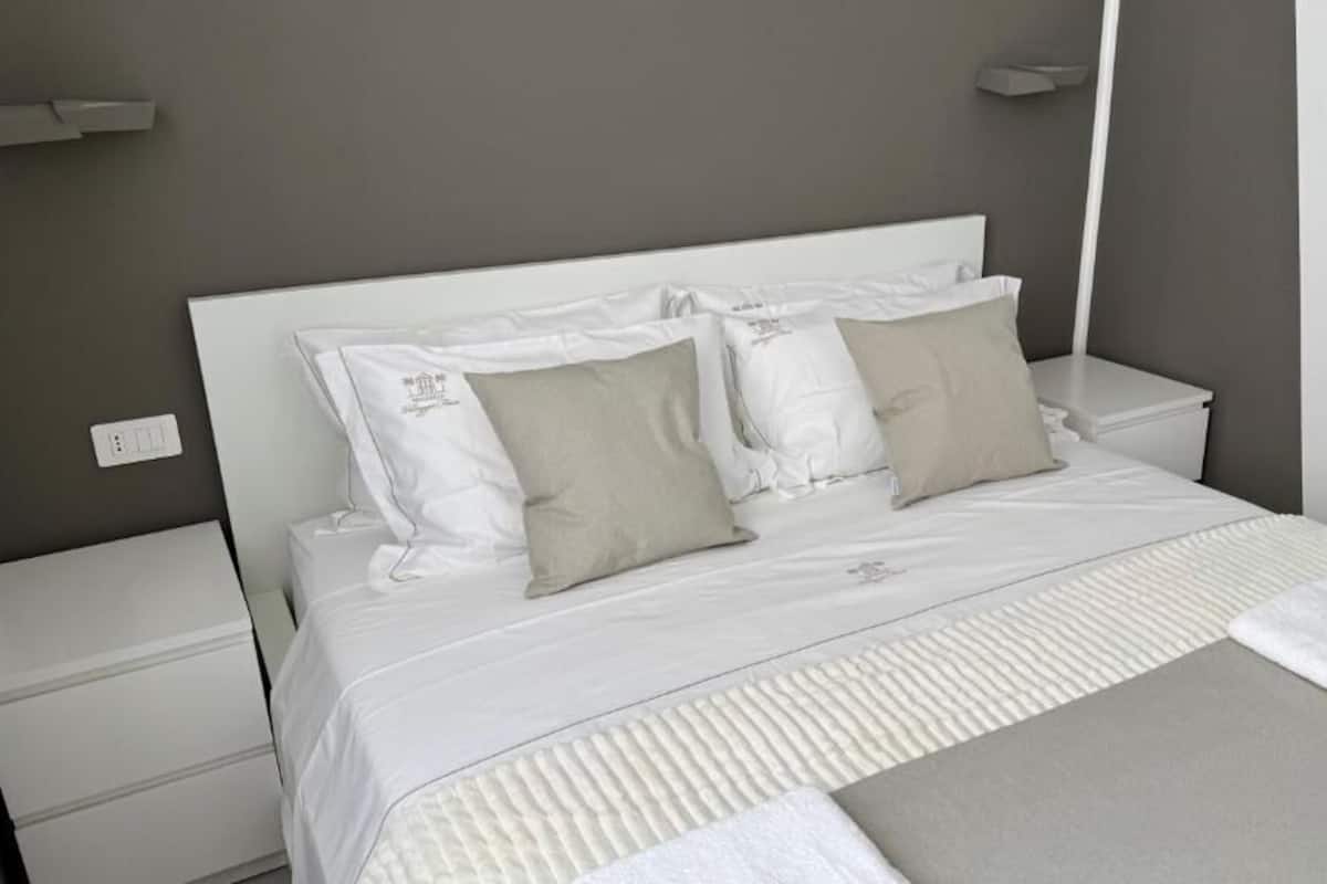 Double Room, 1 Double Bed, Private Bathroom, Courtyard View | Desk, laptop workspace, iron/ironing board, free WiFi