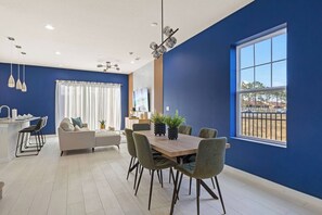 Dining - 5 Suites Sleeps 14 Lion King & Mickey Theme (Kissimmee)