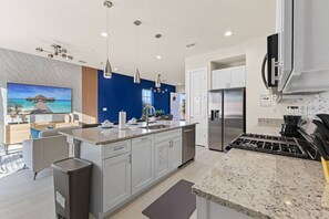 Fridge, microwave, oven, stovetop - 5 Suites Sleeps 14 Lion King & Mickey Theme (Kissimmee)