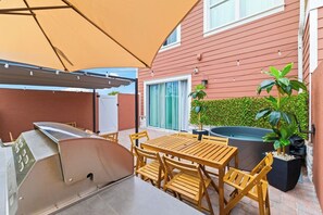 Outdoor dining - 5 Suites Sleeps 14 Lion King & Mickey Theme (Kissimmee)