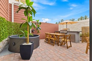 Outdoor dining - 5 Suites Sleeps 14 Lion King & Mickey Theme (Kissimmee)