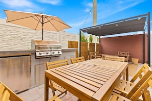 Outdoor dining - 5 Suites Sleeps 14 Lion King & Mickey Theme (Kissimmee)