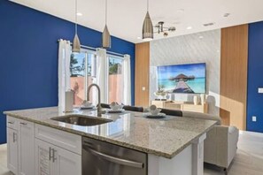 Interior - 5 Suites Sleeps 14 Lion King & Mickey Theme (Kissimmee)