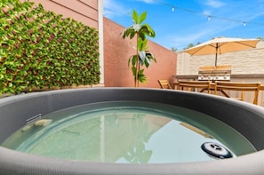 Outdoor spa tub - 5 Suites Sleeps 14 Lion King & Mickey Theme (Kissimmee)