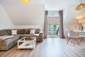 TV - Apartment 'Elke' with Shared Terrace, Private Garden and Wi-Fi (Wiek)