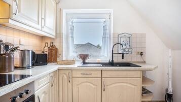 Fridge, oven, stovetop, dishwasher