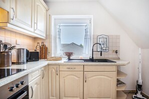 Fridge, oven, stovetop, dishwasher