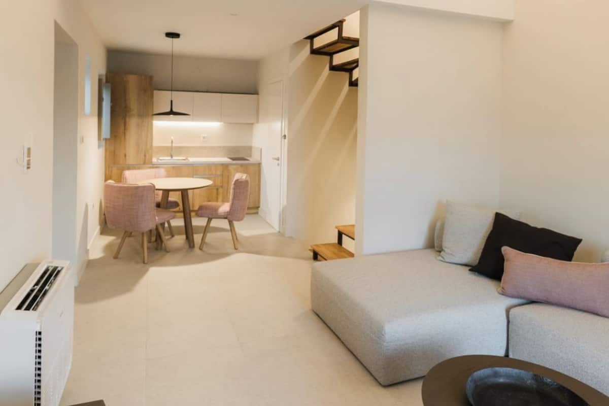 In-room safe, soundproofing, iron/ironing board, free WiFi