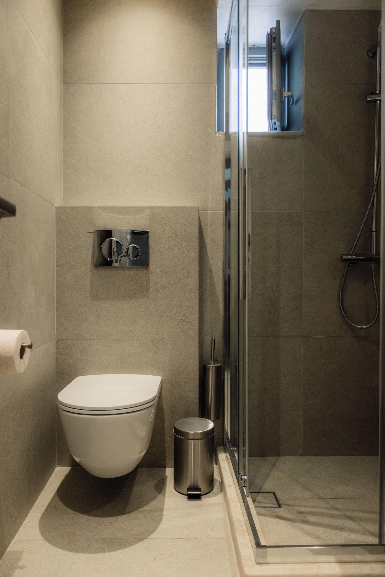 Ein modernes Badezimmer mit Toilette, Bidet und Dusche.