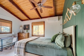 3 bedrooms, desk, travel cot, free WiFi - Cozy Cabin in Heart of Conway (Conway)