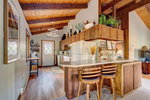 Cozy Cabin in Heart of Conway