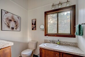 Shower, hair dryer, towels, soap - Cozy Cabin in Heart of Conway (Conway)