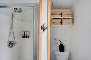 Shower, hair dryer, towels, soap - Cozy Cabin in Heart of Conway (Conway)