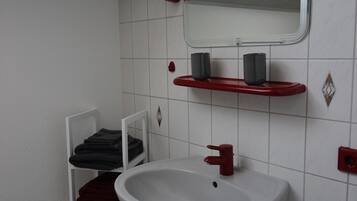 Dusche, Haartrockner, HandtĂŒcher, Seife