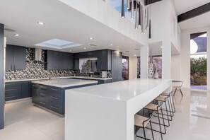 Fridge, microwave, oven, stovetop - Mountain Views+City Views+Heated Pool+Luxury (Paradise Valley)