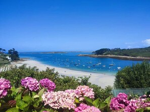 Una spiaggia nelle vicinanze