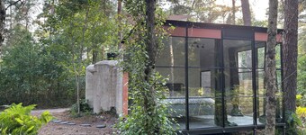 Tiny house in a bunker in the middle of the woods! Ideal for a couple's break