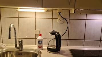 雪櫃、微波爐、咖啡機/沖茶器、電熱水壺