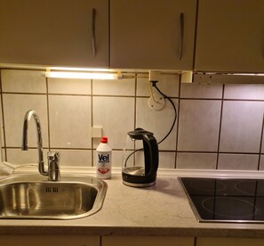 Réfrigérateur, micro-ondes, cafetière/bouilloire, bouilloire électrique