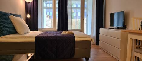 1 soverom, safe på rommet, skrivebord og strykejern/-brett