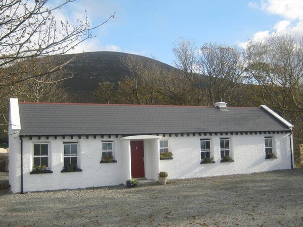 Rural Donegal Cottage Near Sandy Beaches - Ireland