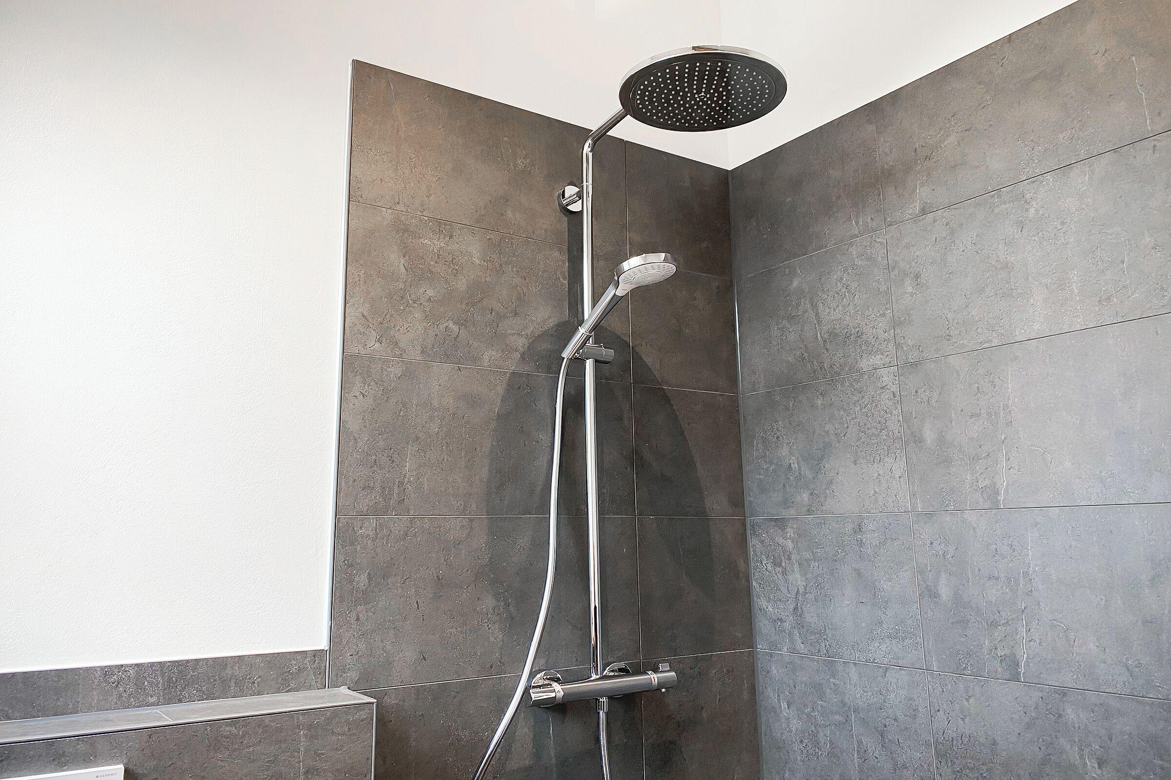Douche, sèche-cheveux, serviettes fournies, savon