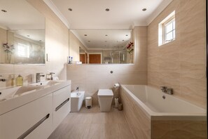 Shower, hair dryer, towels, soap - Sahara Park (No 10) | Elie (Elie)