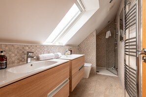 Shower, hair dryer, towels, soap - Sahara Park (No 10) | Elie (Elie)