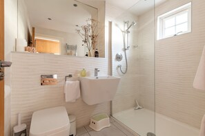 Shower, hair dryer, towels, soap - Sahara Park (No 10) | Elie (Elie)