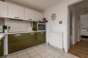 Refrigerador, microondas, horno y cafetera y tetera 