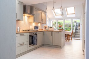 Fridge, microwave, oven, dishwasher - Norloch Cottage | Elie (Elie)