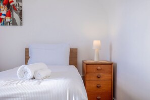 Tabla de planchar con plancha, wifi gratis y ropa de cama 
