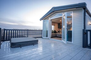Terrace/patio - Lodge No 229 | Stewart's Resort Cameron | Hot Tub (Cameron)