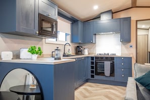 Fridge, microwave, oven, coffee/tea maker - Lodge No 229 | Stewart's Resort Cameron | Hot Tub (Cameron)