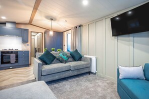 TV - Lodge No 229 | Stewart's Resort Cameron | Hot Tub (Cameron)