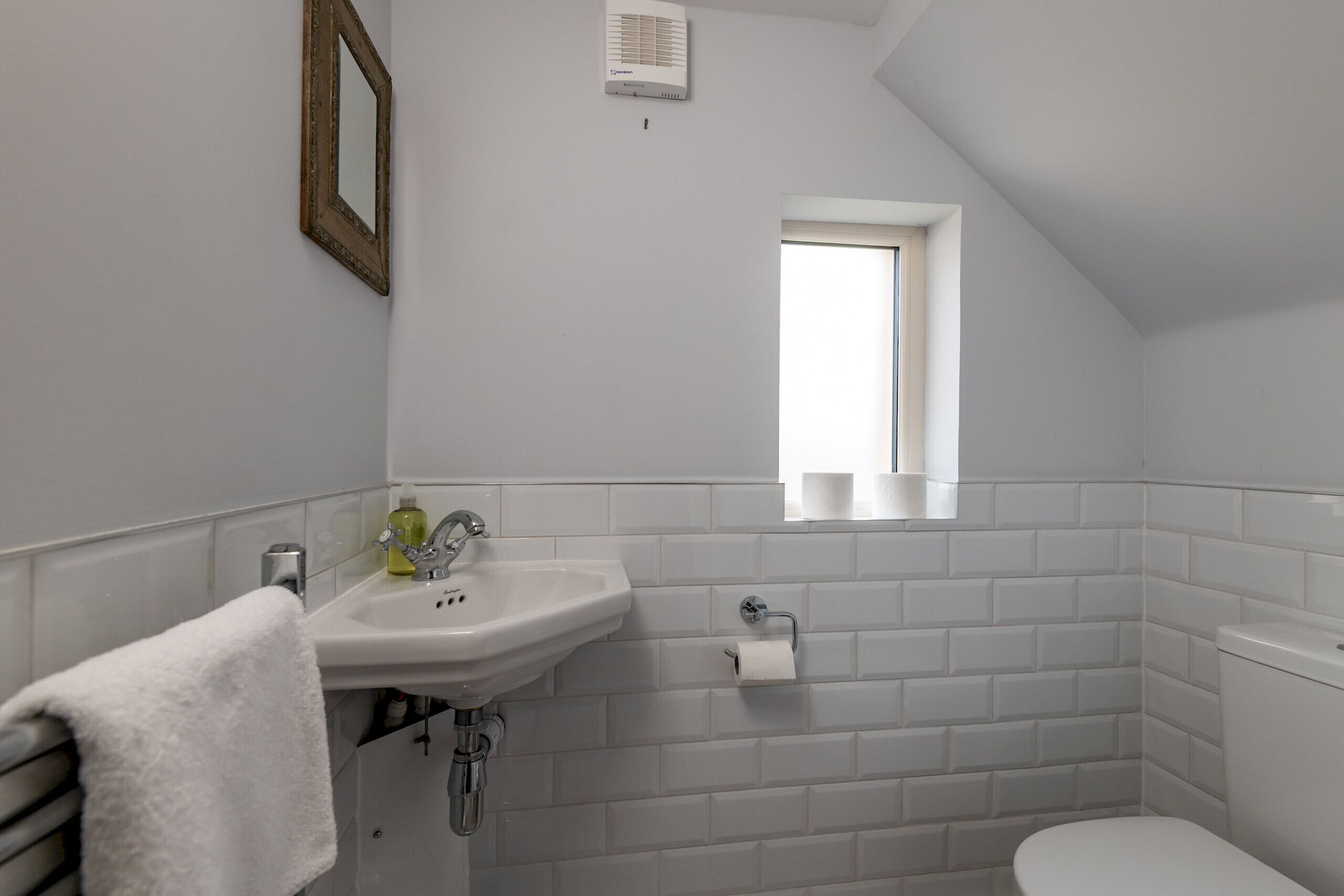 Douche, sèche-cheveux, serviettes fournies, savon